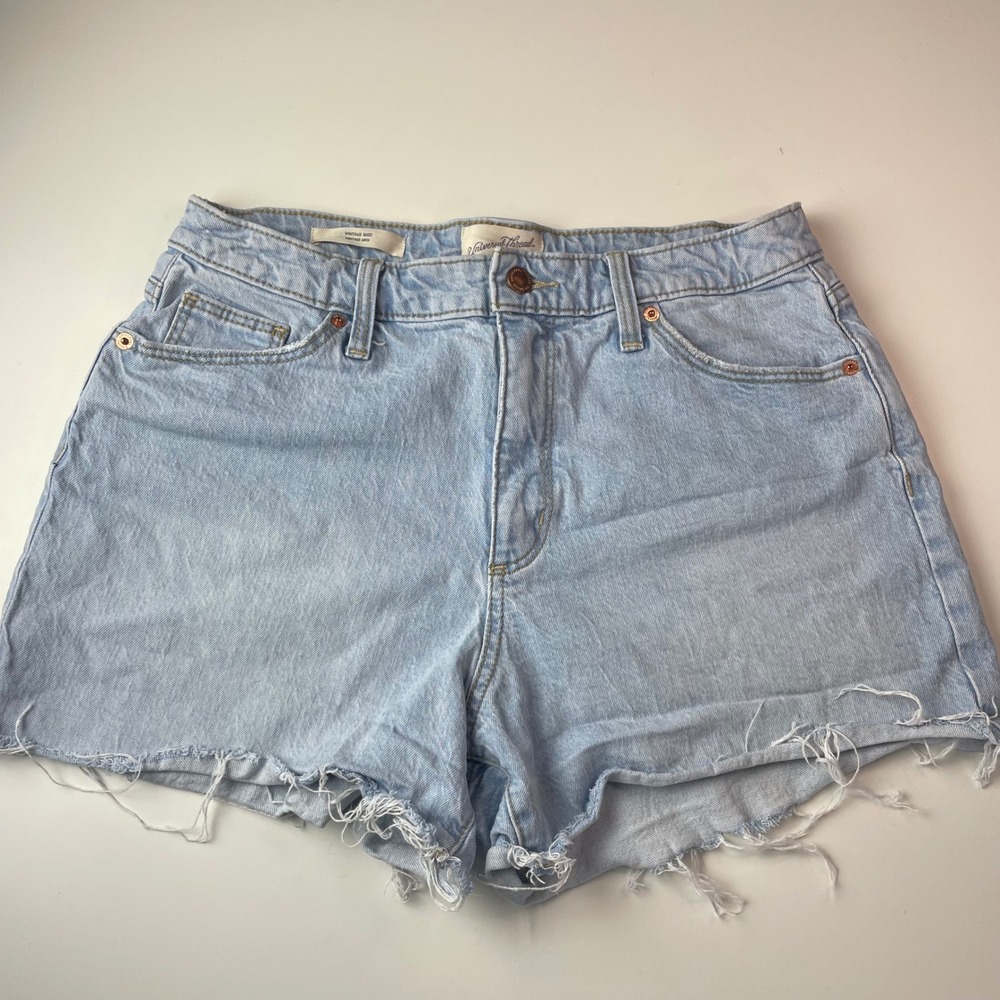 Universal Thread Vintage Midi Denim Shorts Light Wash Raw Hem Size 10/30R